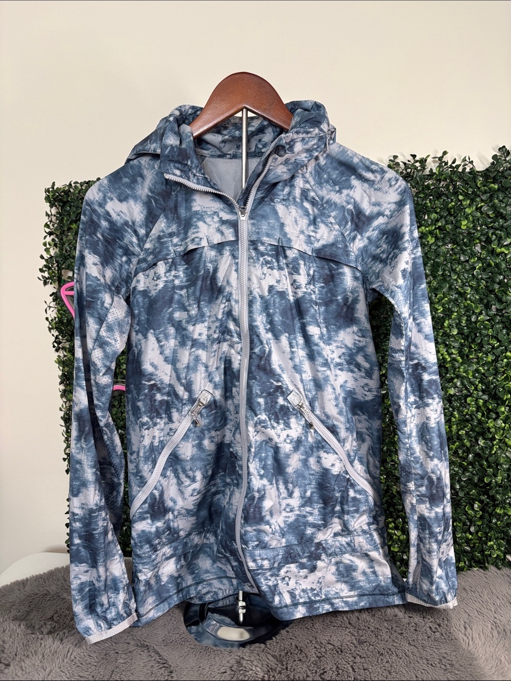 lululemon athletica Women's Hooded RainJacket in Blue Marble Size 4